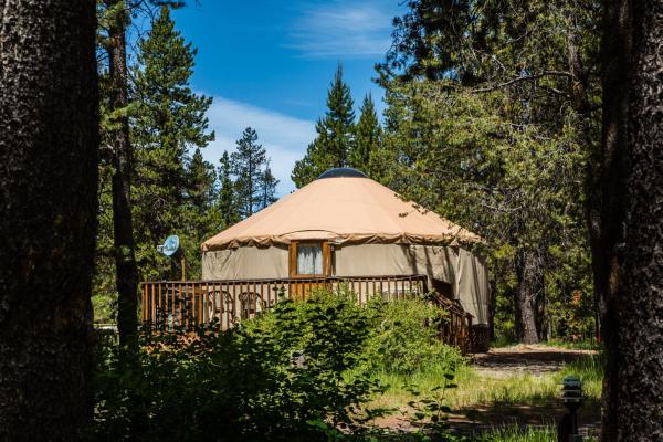 På billedet ses objektet Bend-Sunriver Camping Resort 24 ft. Yurt 12 beliggende i byen Sunriver.