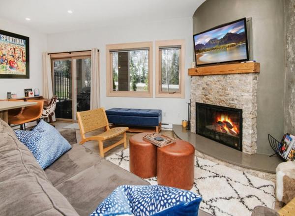 Na fotografii je vidět objekt 4192 Spruce Way nacházející se ve městě Vail.