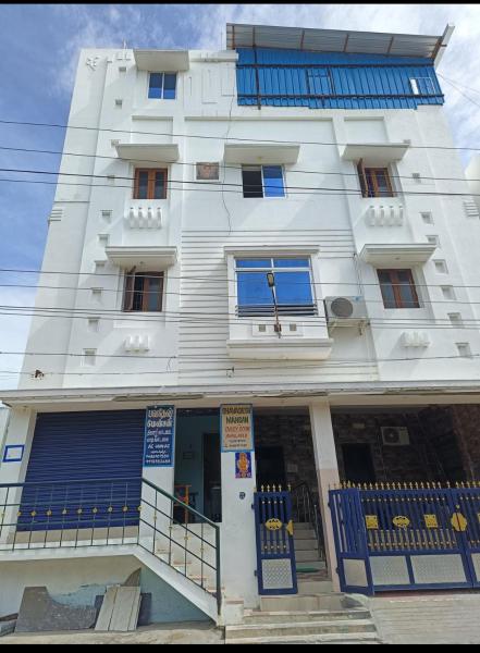 写真にはPeraiyūr市にあるBhavadesh Lodgeが写っています。