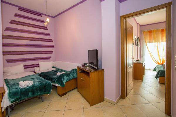 A la foto es mostra l'objecte Balkan House situat a la ciutat de Potos.