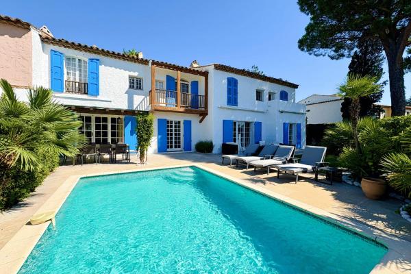 A la foto es mostra l'objecte Charming house with swimming pool and mooring situat a la ciutat de Grimaud.