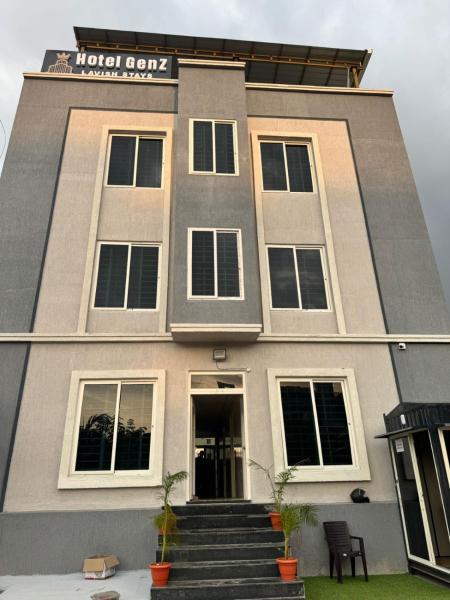A la foto es mostra l'objecte Sri Laveeza Hotels situat a la ciutat de Medchal.