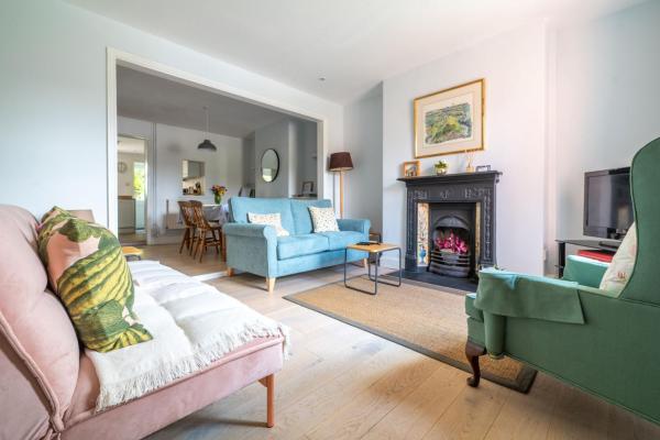 A la foto es mostra l'objecte Dragonfly Cottage by Big Skies Cottages situat a la ciutat de Holt.