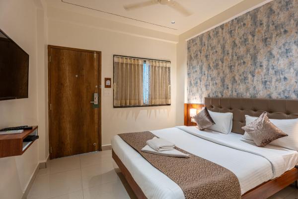 写真にはプネ市にあるHotel StayBird - Coveが写っています。
