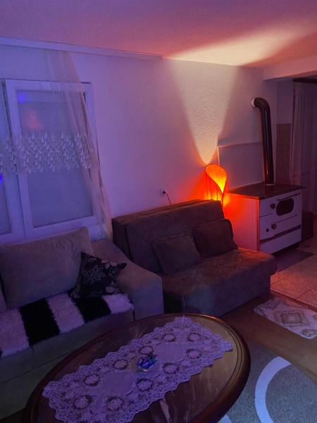 Na zdjęciu widoczny jest obiekt Holiday home with living room and 2 bedrooms położony w mieście Podbišće.