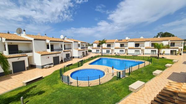 A la foto es mostra l'objecte Charming 3-Bedroom Villa with Pool in Albufeira situat a la ciutat de Fontainhas.