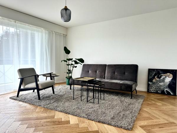 The photo shows the Designer Wohnung am Waldrand located in the city of Fällanden.