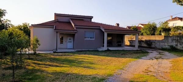 Na foto é possível ver o objeto Casa Kaja localizado na cidade de Čitluk.