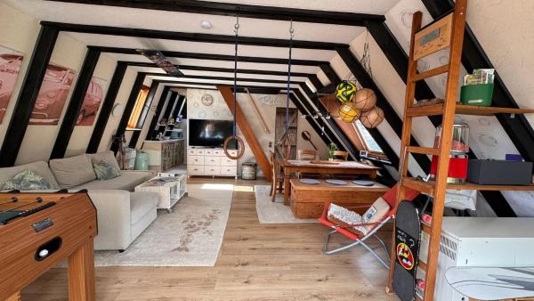 Na zdjęciu widoczny jest obiekt Gemütliches Ferienhaus in der Eifel mit Pool, Tennisplatz, Minigolf und nahem See położony w mieście Blankenheim.