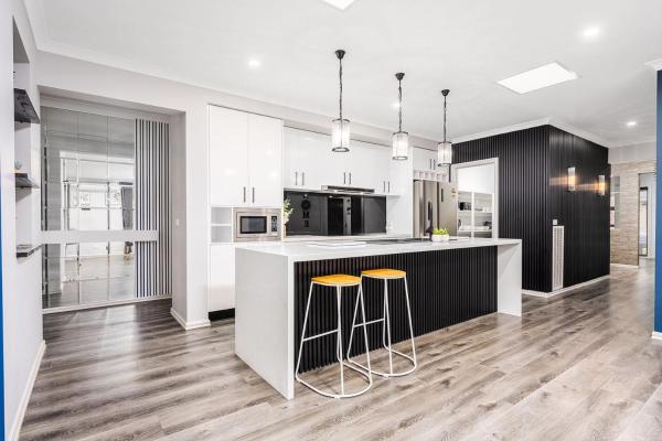 En la foto se muestra el objeto Stylish Spacious 5BR Multifunctional Retreat Home ubicado en la ciudad de Rockbank.