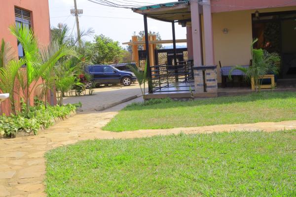 A la foto es mostra l'objecte Golden Suites Hotel situat a la ciutat de Entebbe.