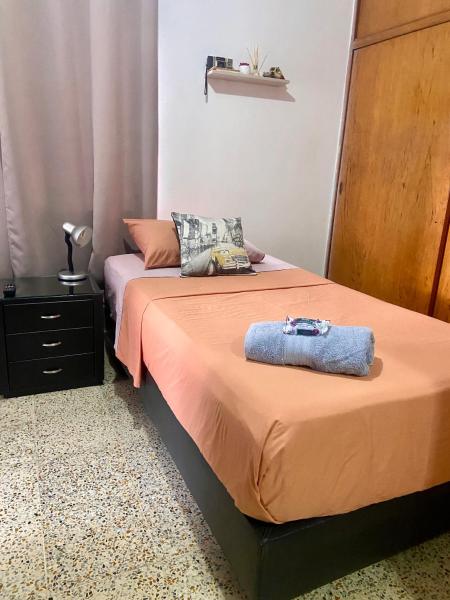 A la foto es mostra l'objecte Amplia habitación con balcón y baño privado situat a la ciutat de Sotomayor.