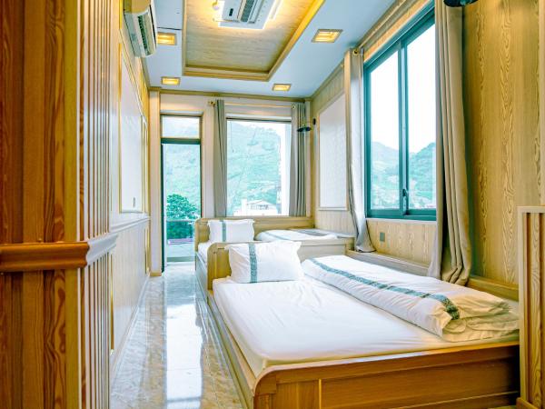 На фото показан объект Quyenly Motel Mèo Vạc, расположенный в городе Mèo Vạc.
