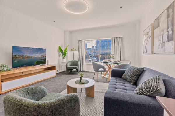 1 Bedroom Apartment With City Skyline Views - Willoughby
