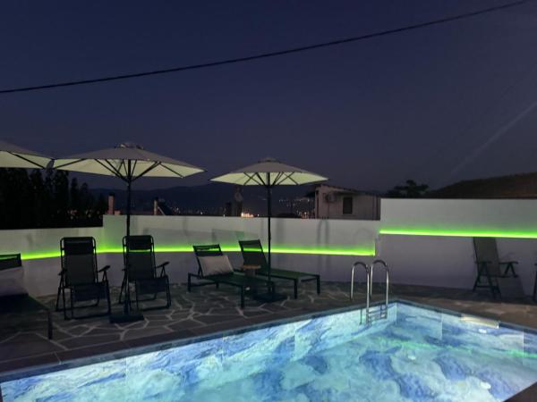 Na fotografii je vidět objekt Villa Evgenia with Pool nacházející se ve městě Sésklon.