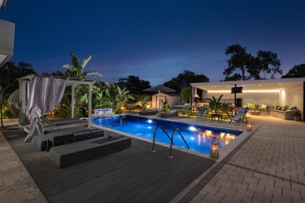 The photo shows the Hideaway Villa located in the city of Triánta.