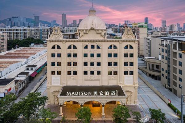 The photo shows the Royalton Hotel, Gongbei Port, Zhuhai located in the city of Gongbei.