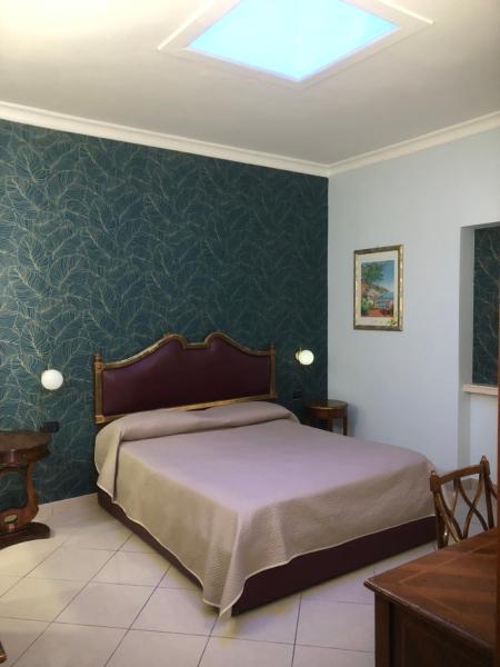Na fotografii je vidět objekt Hotel Serena nacházející se ve městě Neapol.