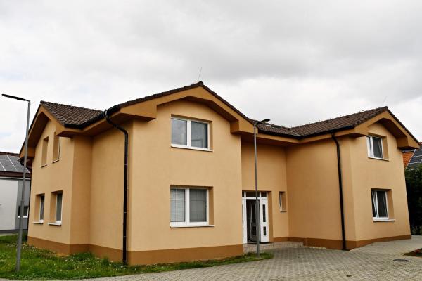 A la foto es mostra l'objecte Kováč Apartments situat a la ciutat de Vráble.