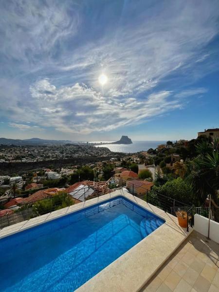 A la foto es mostra l'objecte Stairway to Heaven situat a la ciutat de Calp.