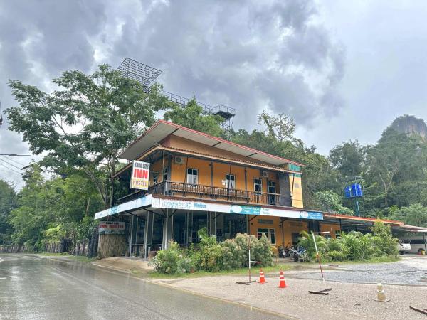 Na fotografii je vidět objekt Khao Sok Inn Hostel nacházející se ve městě Khao Sok.