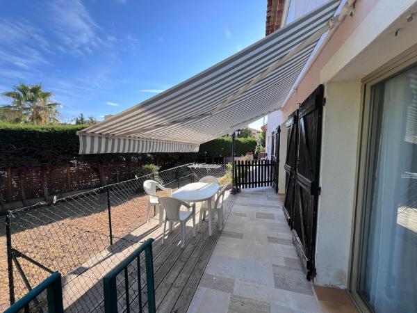 A la foto es mostra l'objecte Le Refuge Maurin des Maures situat a la ciutat de Fréjus.