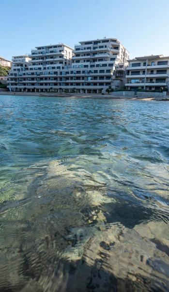 A la foto es mostra l'objecte propriano pieds dans l eau situat a la ciutat de Propriano.