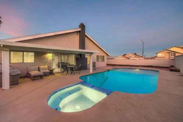Wedgewood 10 min to Strip Private Pool Spa, Las Vegas