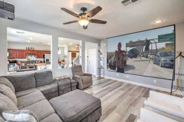 Firewood 15 min to Strip, Full Kitchen King Bed, Las Vegas