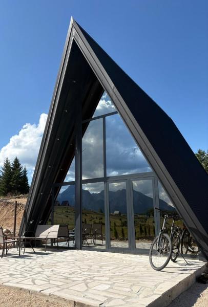 A la foto es mostra l'objecte Vista Montis situat a la ciutat de Žabljak.