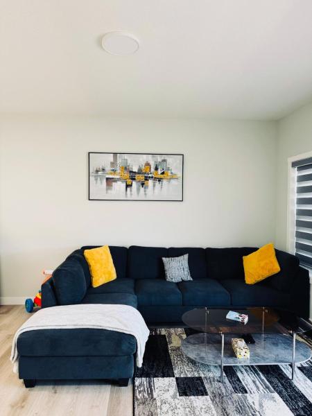 写真にはカルガリー市にあるCozy house with 4 Bedrooms 3 Full bath and 1 half bathが写っています。