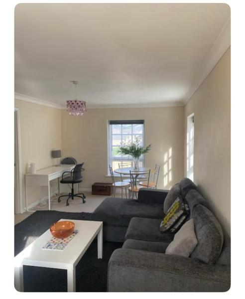 Na fotografii je vidět objekt Hampton Ct River Thames village 1 bed maisonette nacházející se ve městě Thames Ditton.