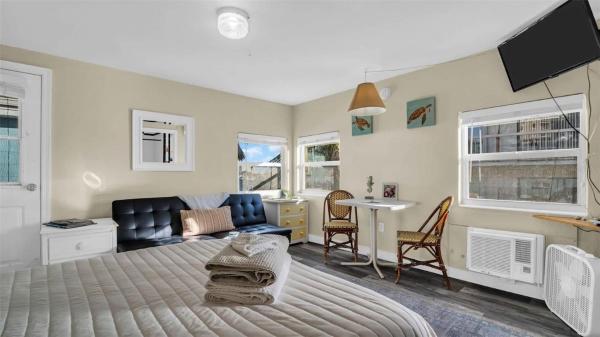 Sunlit Condo Heated Pool Across From Beach - Clearwater Beach, FL