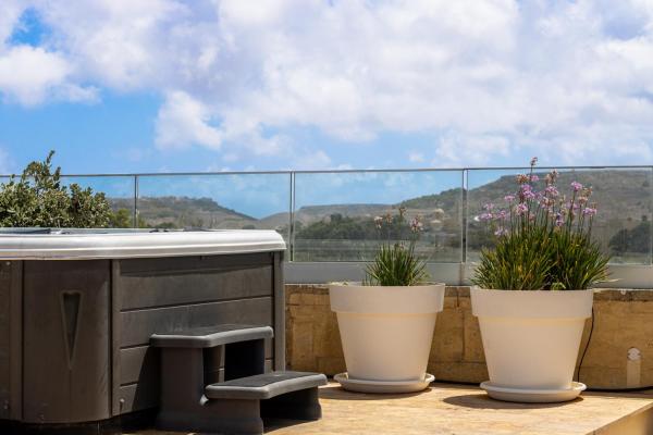 Auf dem Foto ist das Objekt Jacuzzi Penthouse and Pet-Friendly in der Stadt Għarb zu sehen.