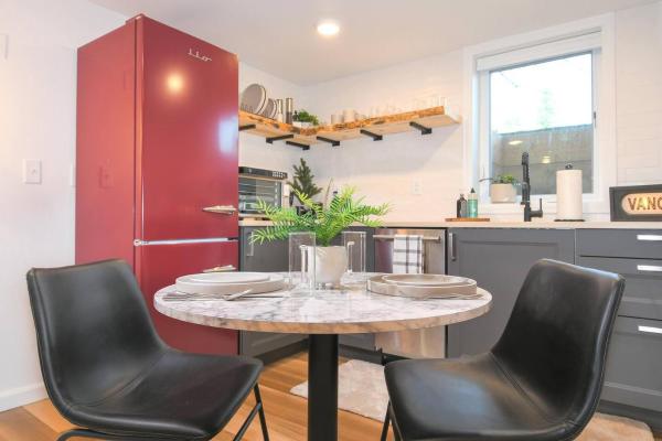 Foto 4: Bright & Modern Basement Apartment DT N'hood