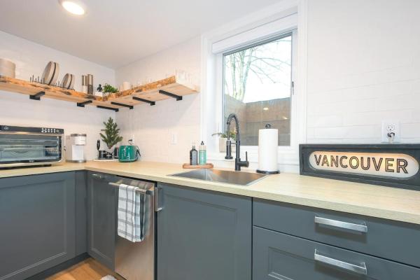 Foto 5: Bright & Modern Basement Apartment DT N'hood