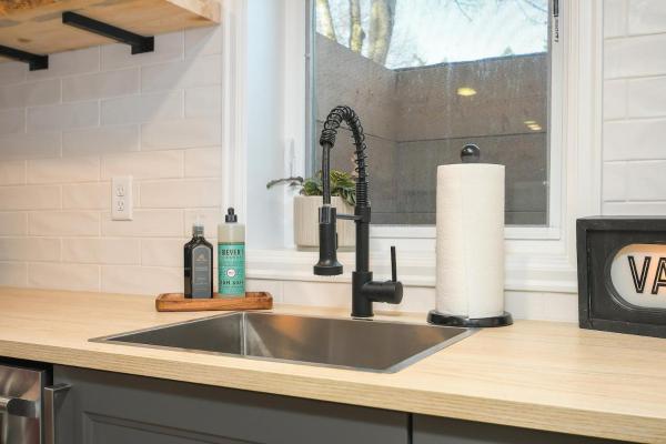 Foto 6: Bright & Modern Basement Apartment DT N'hood