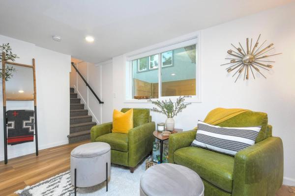 Foto 3: Bright & Modern Basement Apartment DT N'hood