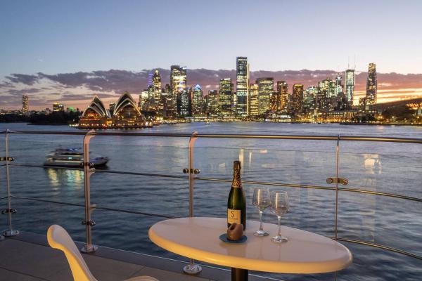 Zdjęcie 8: Reflections - World Class 360 Harbour Views!