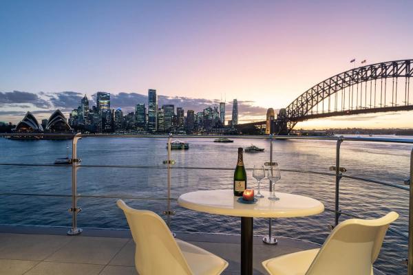 Zdjęcie 3: Reflections - World Class 360 Harbour Views!