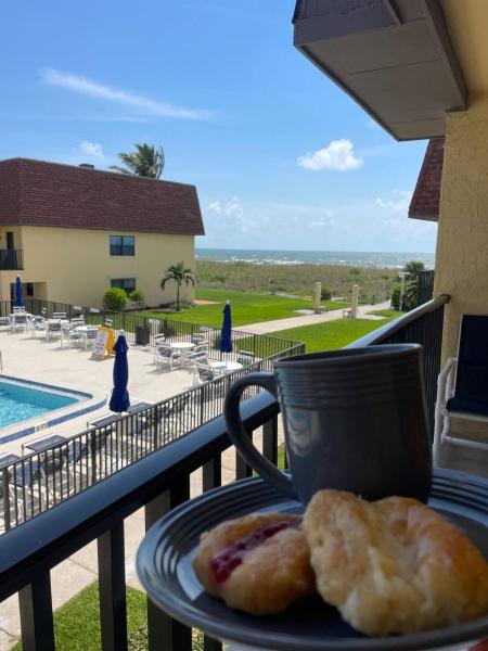 På billedet ses objektet Beachfront with heated pool, 60 seconds to beach beliggende i byen Cocoa Beach.