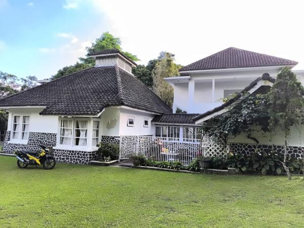 Na fotografii je vidět objekt Villa Narendra Yogyakarta by ABM nacházející se ve městě Kaliurang.