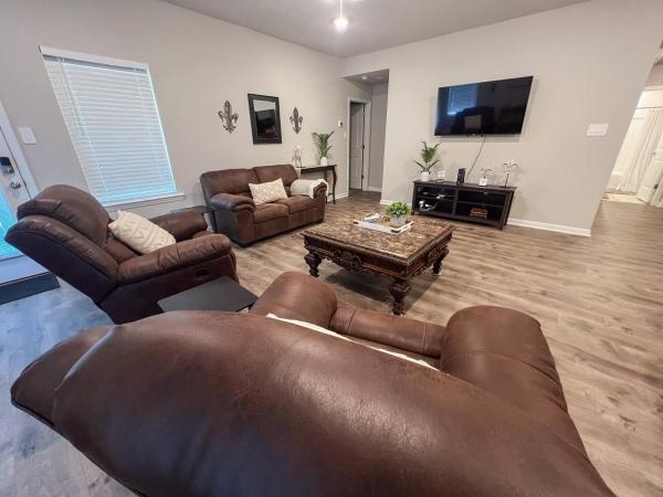 Spacious 2 Kings Fast Wifinear Plants - Lake Charles, LA