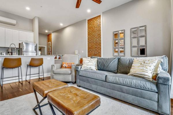 Magazine St Balcony Condo W Private Entrance - New Orleans, LA