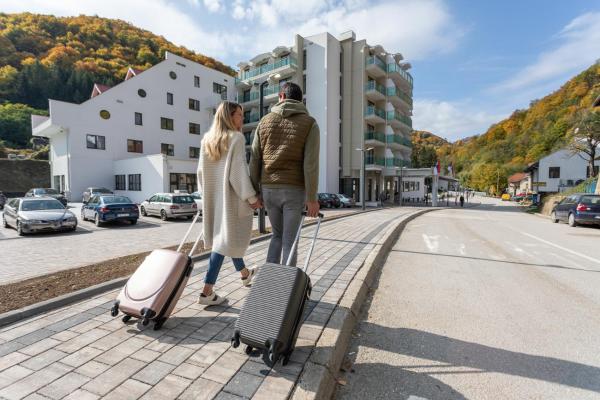 På billedet ses objektet Hotel Bela Jela beliggende i byen Žuč.