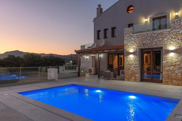 På billedet ses objektet Villa Irini beliggende i byen Fratíon.