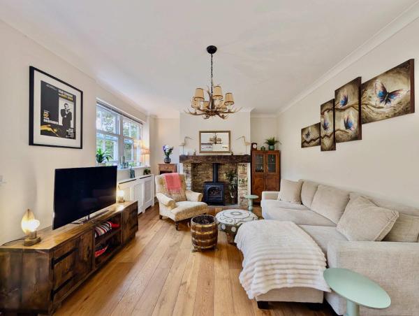 A la foto es mostra l'objecte Stunning House Near Thames With Parking and Garden situat a la ciutat de Burnham.
