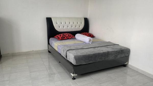 Op de foto is het object Homestay dr Zubir te zien, gelegen in de stad Baso.