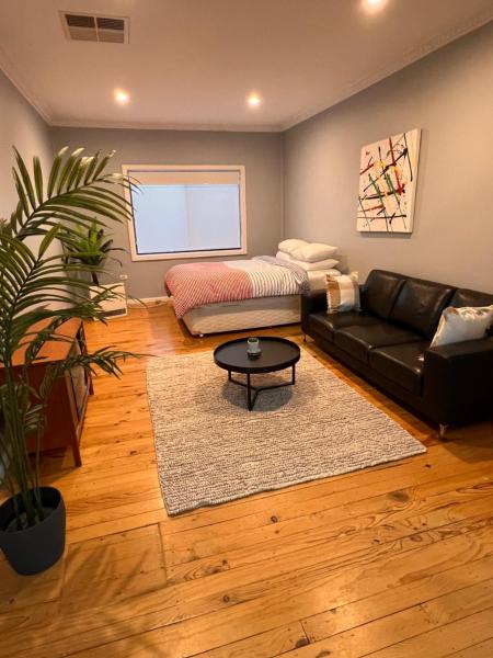 A la foto es mostra l'objecte Urban Studio situat a la ciutat de Queanbeyan.