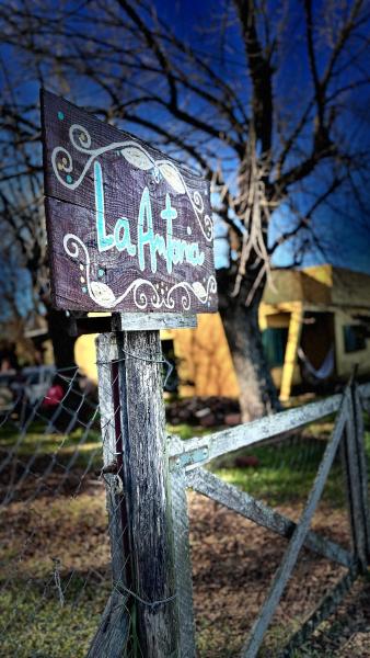 A la foto es mostra l'objecte La Antonia, la posada del Arte situat a la ciutat de Colonia Hocker.